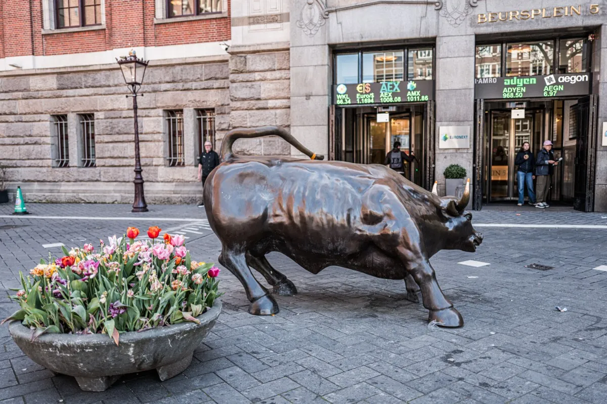 Staggered investing or putting it all in at once