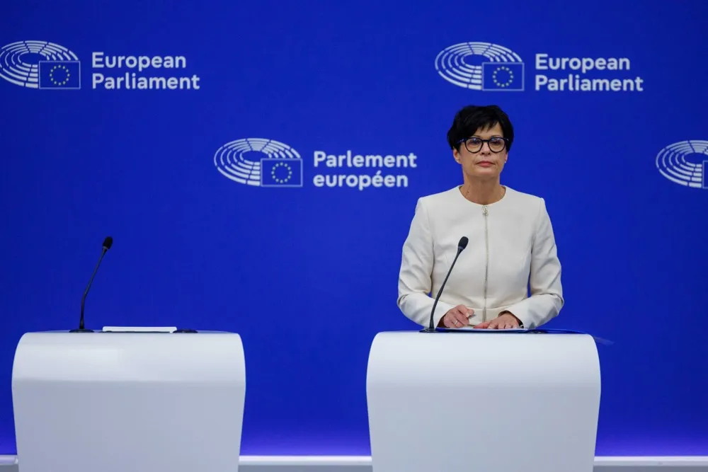 Commission seeks 15-year safeguards on future members — says reforms won’t create a two-tier EU