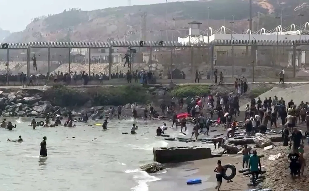 Migrants reach Ceuta shore