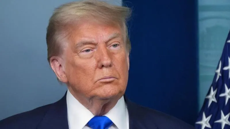 Trump Personally Greeted Xi Jinping on the Airplane Stairs Upon Arrival in the US