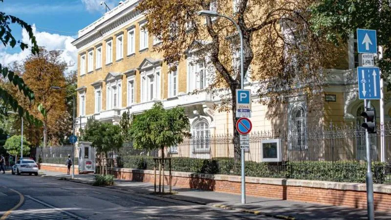 Hungary announces expulsion of 10 Russian diplomats — likely bowing to external pressure