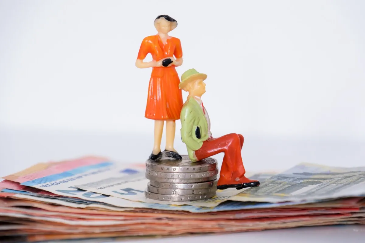 Do women really have less financial knowledge, or is it mainly a confidence problem?